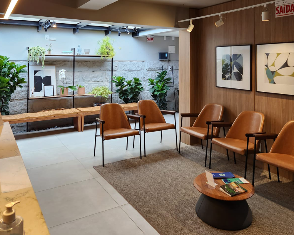 Ambiente de espera com decoração natural e jardim interno