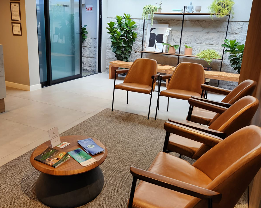 Sala de espera com poltronas de couro caramelo